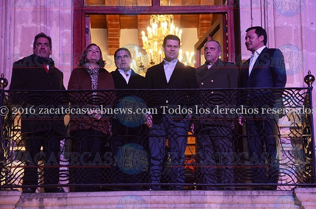 En el balcón de Palaciode Gobierno: El Gobernador de Aguascalientes, Carlos Lozano, la Procuradora General de la República, Arely Gómez González, el Gobernador de Michoacan Silvano Aureoles, el Gobernador de Zacatecas, Miguel Alonso Reyes, el Secretario de la Defensa Nacional; Salvador Cienfuegos y el Secretario de Gobernación; Osorio Chong.