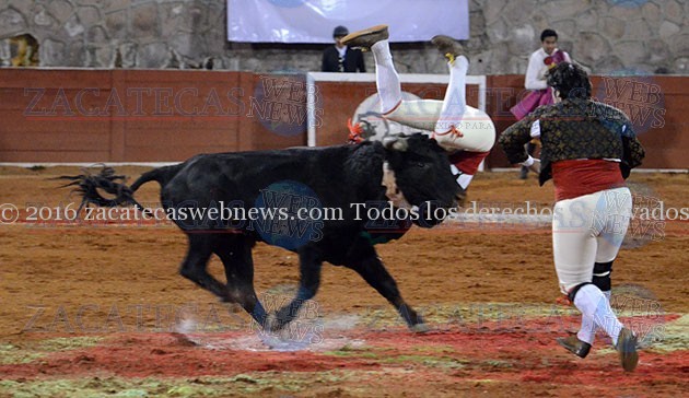 El Forcado Zacatecano Fabian De Ávila, logro hacer la pega en su segundo intento, lo que le gano las palmas de su público.