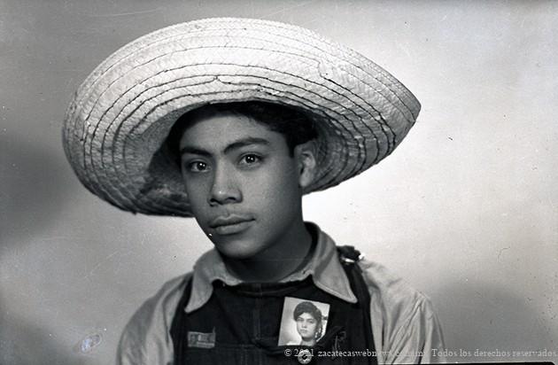 Retrato de adolescente no identificado con camisa, pantalón de pechera y foto de chica en el bolsillo, con sombrero de ala ancha en estudio. Marzo–abril 1945. Fresnillo, Zacatecas. Foto: Ricardo Sánchez Ortega. No. inv. 14812. Fototeca del Estado de Zacatecas Pedro Valtierra.