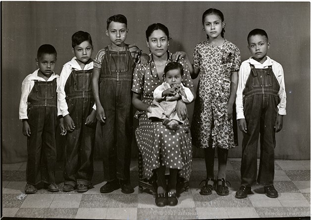Retrato de madre no identificada con seis hijos con ropa formal en estudio. Julio 1945. Fresnillo, Zacatecas. Foto: Ricardo Sánchez Ortega. No. inv. 16688. Fototeca del Estado de Zacatecas Pedro Valtierra.