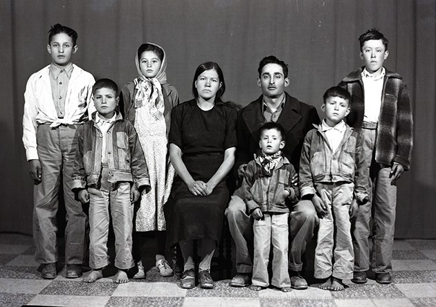 Retrato de familia no identificada de seis integrantes. Tres de los niños más pequeños sin zapatos, lo que sugiere las dificultades de la economía familiar local en la posguerra. Febrero–mayo de 1946. Fresnillo, Zacatecas. Foto: Ricardo Sánchez Ortega. No. inv. 19322. Fototeca del Estado de Zacatecas Pedro Valtierra.