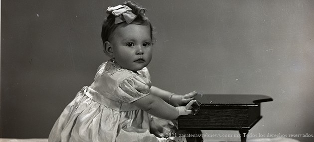 Retrato de niña no identificada con piano de juguete en estudio. Marzo–junio de 1946. Fresnillo, Zacatecas. Foto: Ricardo Sánchez Ortega. No. inv. 20317. Fototeca del Estado de Zacatecas Pedro Valtierra.