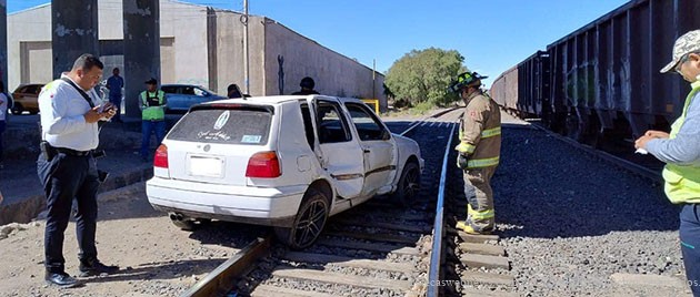 TREN SE LLEVA AUTO EN EL OJO DE AGUA EN GUADALUPE