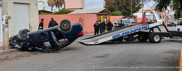 PERSECUCIÓN ENTRE GRUPOS ANTAGONICOS TERMINA EN VOLCADURA